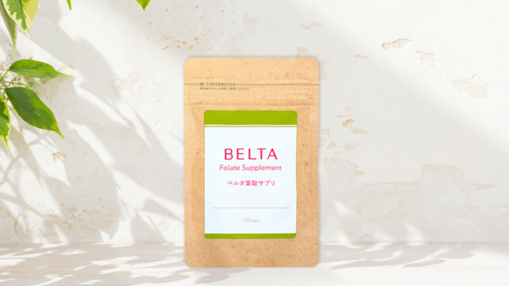 明るい自然光の中に置かれたベルタ葉酸サプリのパッケージ。妊活中・妊娠中の女性に人気の葉酸サプリメント。