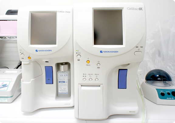 CRP測定器(左)と全自動血球計数器(右)